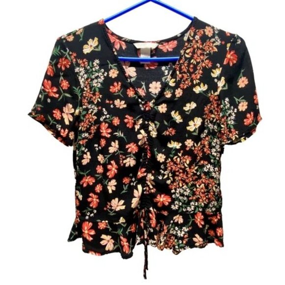 H&M Blouse Women's 2 Black Floral Ruffle Bottom Short Sleeve V-Neck Top EUC - Picture 1 of 7